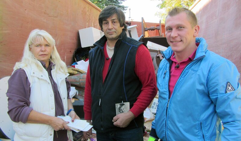 Trödelexperte Otto Schulte (re.) mit Peter und Ingrid – Bild: RTL II