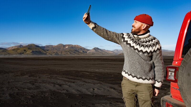 Gunnar Gunnarsson (@gunnargunnar) ist als Fotograf und Influencer in Island immer auf der Suche nach dem viralen Hit. – Bild: ZDF und NDR/​Jens Husmann