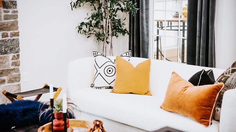 Dekoriertes Zimmer – Bild: Warner Bros. Discovery