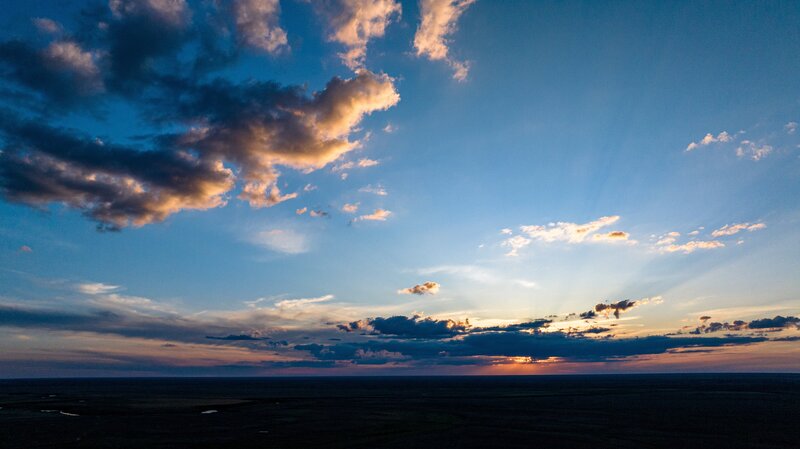 Wunderschönes Abendrot: Abends entsteht über der endlosen Steppe ein schönes Schauspiel am Himmel. – Bild: ZDF und Oli Roetz