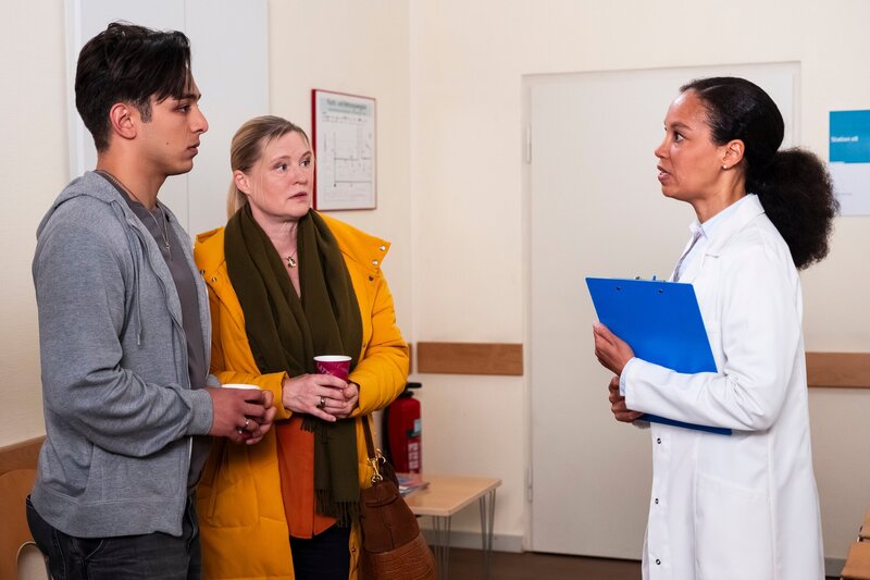 Sevims Ärztin offenbart Leon und Vera, dass Sevim im Koma liegt und sie nicht wissen, was ihr fehlt. Von links: Leon (Joel Akgün), Vera (Sybille Waury), Dr. Amelie Schmidt (Diana Marie Müller). – Bild: Lena Semmelroggen /​ BR