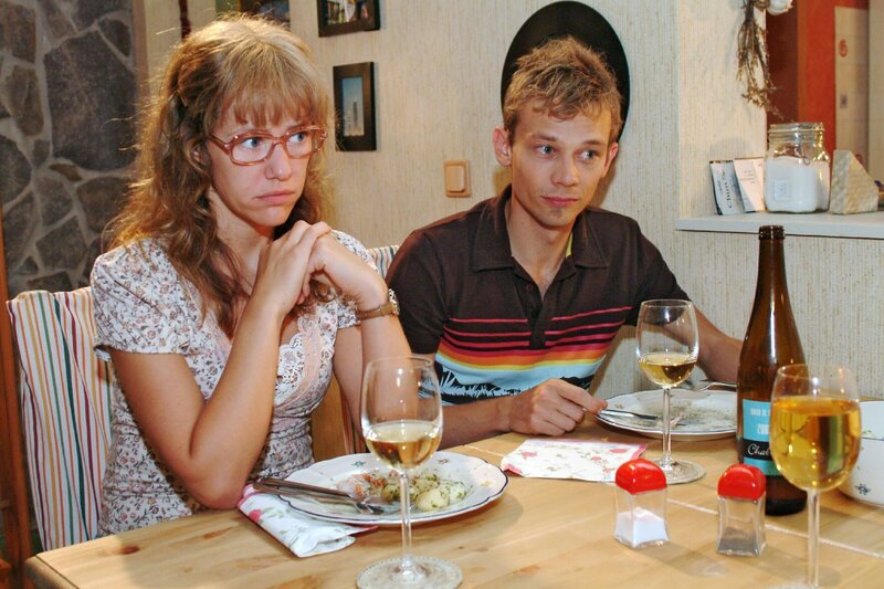 Beim Abendessen werden Lisa (Alexandra Neldel, l.) und Jürgen (Oliver Bokern, r.) in eine Rolle gedrängt, die ihnen nicht wirklich angenehm zu sein scheint. – Bild: SAT.1 /​ Monika Schürle