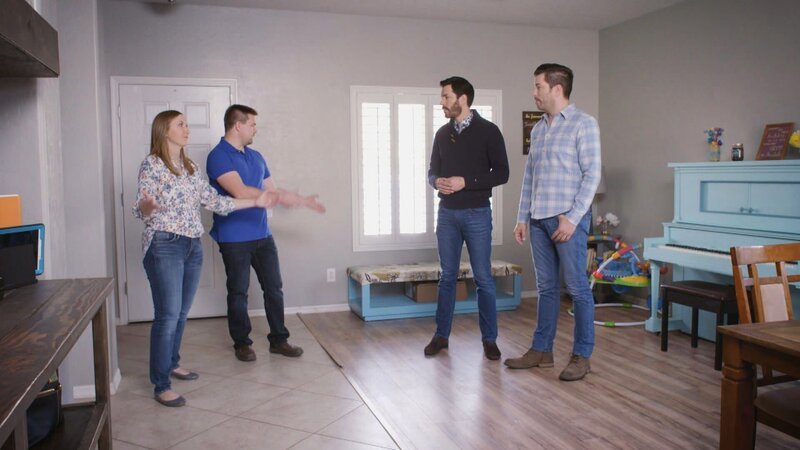 Vor vier Jahren zogen Ben und Erika mit ihrer Tochter in ihr Traumhaus. Damals waren die sieben Zimmer ein bisschen viel, heute nicht mehr: Inzwischen haben sie drei Kinder und es wird langsam eng. Die Property Brothers befinden sich in einem Haus voller Übergangslösungen – vom Fußboden bis hin zur Mini-Garderobe. Damit das Haus wieder zur Familie passt, muss die Raumaufteilung überarbeitet und Stauraum geschaffen werden. Drew und Jonathan sehen großes Potenzial im Haus der Familie. Die Verwandlung ist enorm und die Familie überglücklich. – Bild: HGTV