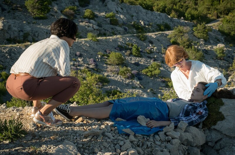 Branka (Neda Rahmanian, li.) und Gerichtsmedizinerin Brigita Stević (Sarah Bauerett) untersuchen die Leiche der 18-jährigen Eva Tomić (Caroline Hartig). – Bild: ORF/​Degeto/​Conny Klein