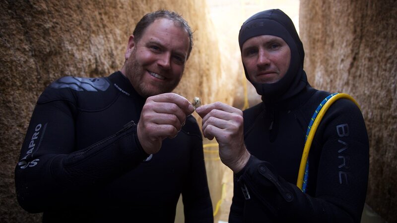 Josh Gates (l.) – Bild: Warner Bros. Discovery
