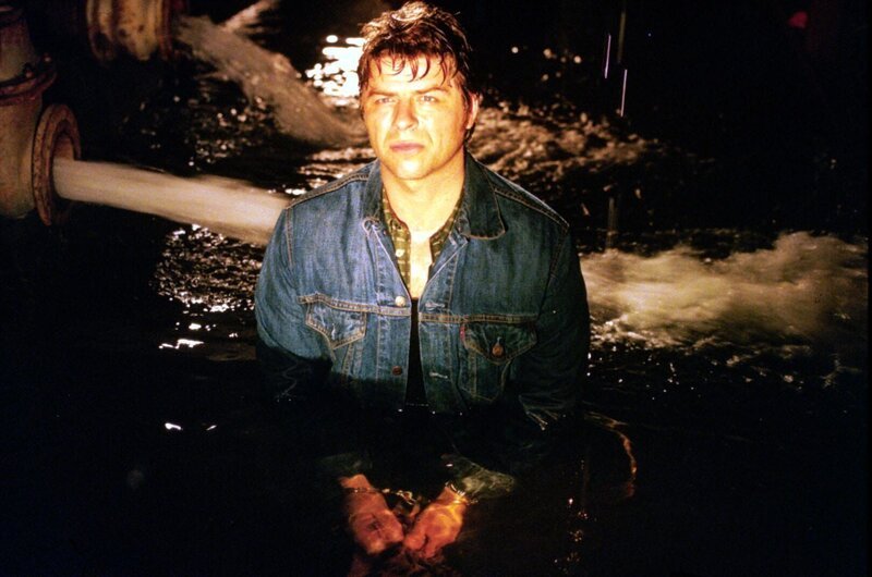 Der gefesselte Jupp Schatz (Uwe Fellensiek) ist im Schiffsrumpf gefangen, der von Didier geflutet wird. – Bild: Sat.1 emotions