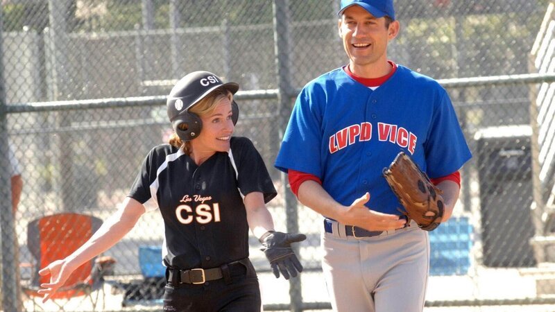 Julie Finlay (Elisabeth Shue) spielt für das CSI Softball gegen Detective Carlos Moreno (Enrique Murciano) und das Team der LVPD Vice. – Bild: MG RTL D