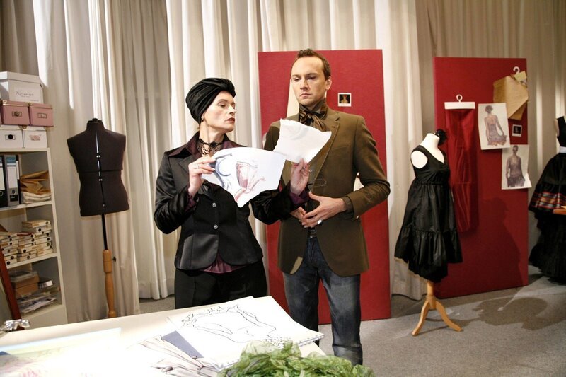 Sophie (Gabrielle Scharnitzky, l.) schafft es wieder einmal, Hugo (Hubertus Regout, r.) in Rage zu bringen. – Bild: SAT.1 /​ Monika Schürle