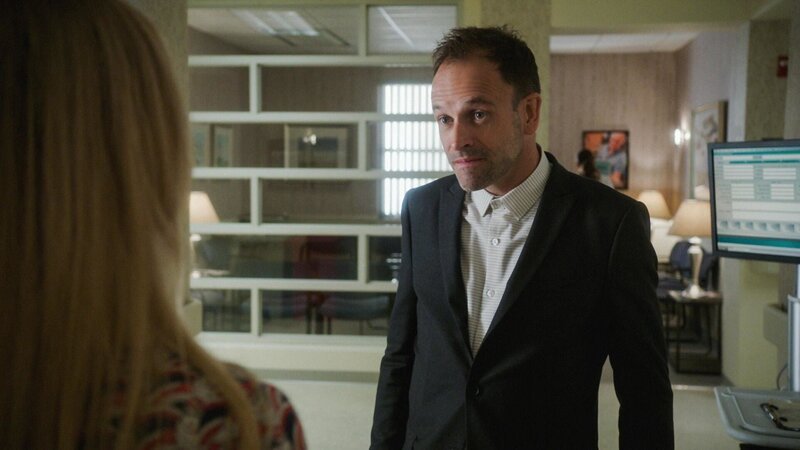 Sherlock Holmes (Jonny Lee Miller) – Bild: PLURIMEDIA (CBS Broadcasting, Inc)