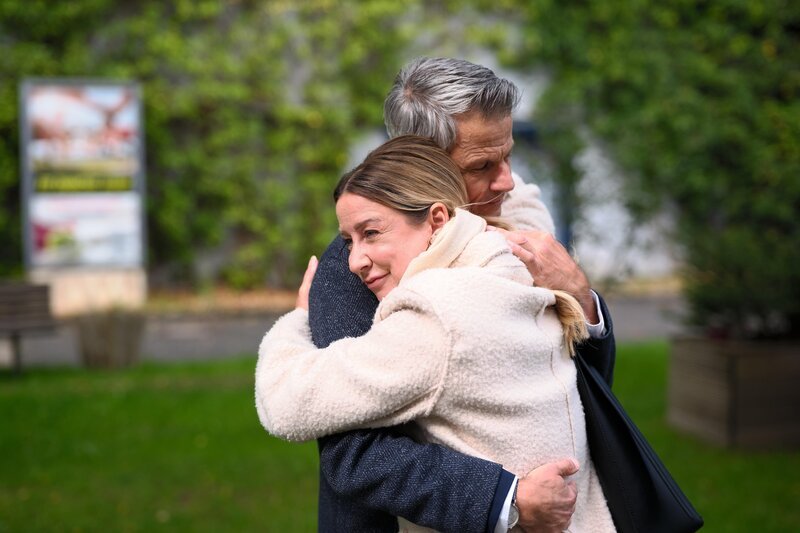 Ute (Isabell Hertel) und Benedikt (Jens Hajek) lassen den Moment vor der Scheidung auf sich wirken. – Bild: RTL /​ Stefan Behrens /​ Ungebetener Gast