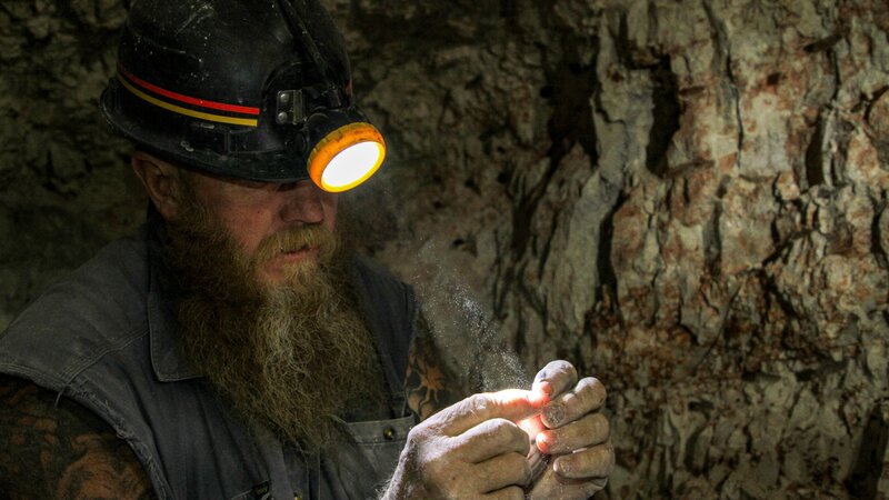 Rod Manning inspects opal – Bild: Warner Bros. Discovery, Inc. or its subsidiaries and affiliates.