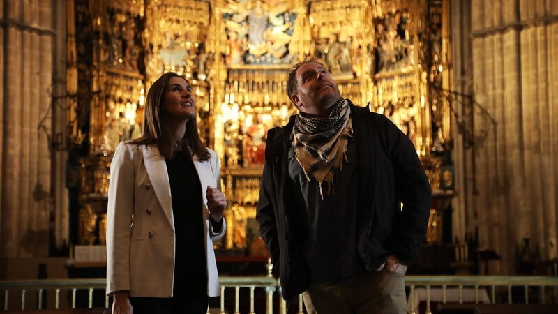 Josh Gates besucht die Kirche von San Salvador und trifft sich mit der Journalistin Oalalla Pena, um über das Vermächtnis von Pelayo für Asturien und Spanien zu sprechen. – Bild: Warner Bros. Discovery