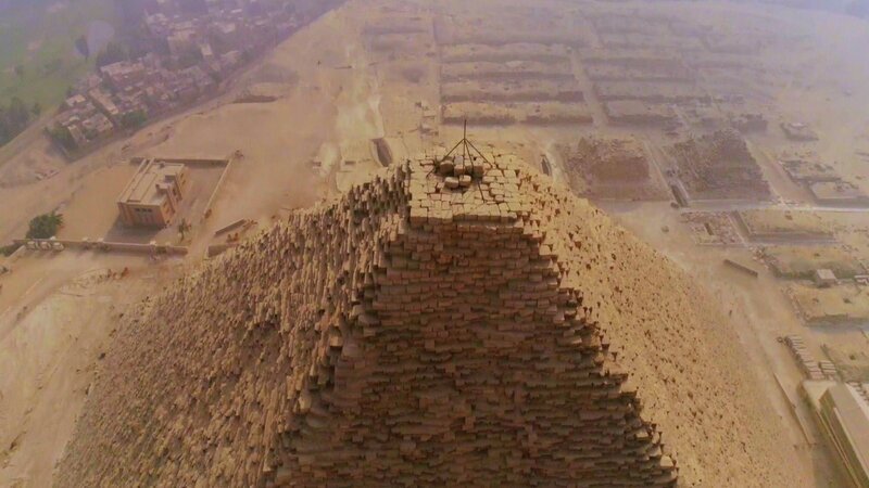 Obwohl die Radjedef-Pyramide kleiner ist, liegt ihr Schlussstein höher als bei der von Cheops. – Bild: ZDF und Vincent Perret