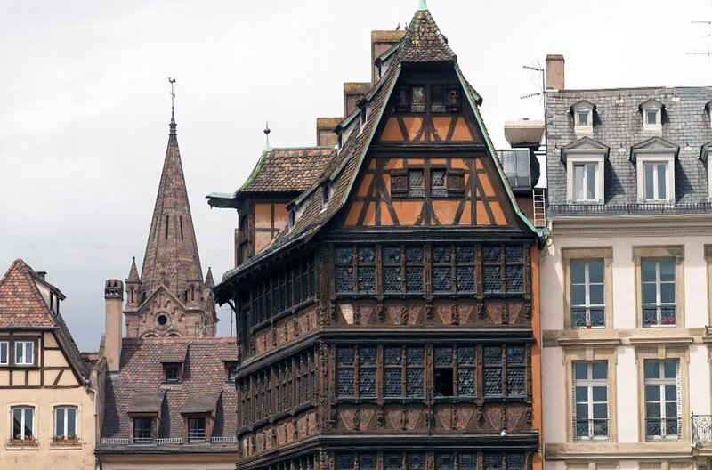 In der Kulturepoche der Renaissance entwickelte sich in Europa ein humanistisches Welt- und Menschenbild – nichtsdestotrotz erreichte in dieser Zeit auch die Hexenverfolgung ihren Höhepunkt, insbesondere im Elsass. – Bild: Elephant Doc