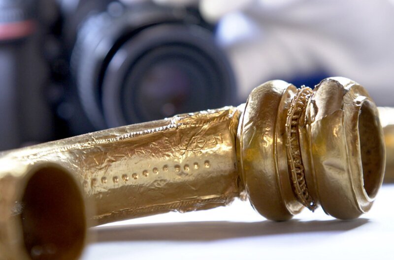 Archäologin Barbara Armbruster untersucht den goldenen Torque von Mailly-Le-Camp. – Bild: Paul Pflüger