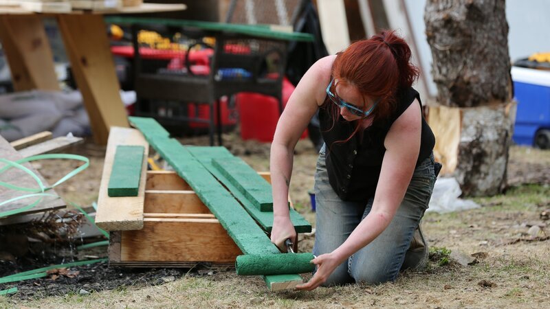 Amber painting lumber – Bild: Warner Bros. Discovery, Inc. or its subsidiaries and affiliates