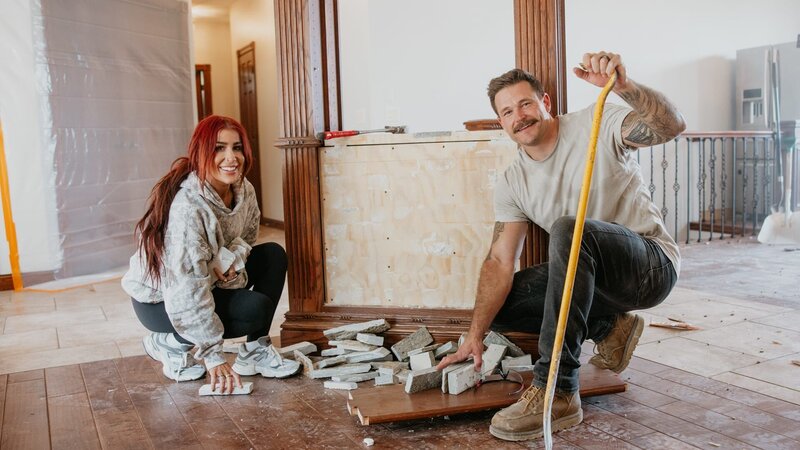 Chelsea and Cole DeBoer start demo on Carruthers kitchen and living room, as seen on Down Home Fab, Season 3. – Bild: Warner Bros. Discovery, Inc. or its subsidiaries and affiliates /​ Calli Rentschler