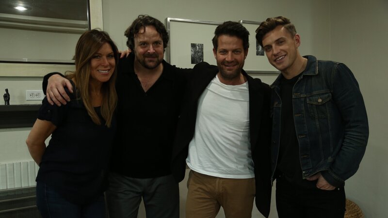 Alex Shaw, Tom Shaw, Nate Berkus and Jeremiah Brent pose in a renovated living room. – Bild: Discovery Communications