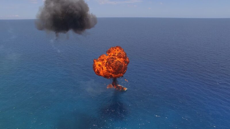 We have two minutes to get of this boat says Paul De Gelder. Pyrotechnic teams from Nassau and New York explode a small sports boat. The environment was not damaged during the stunt. – Bild: Discovery Communications