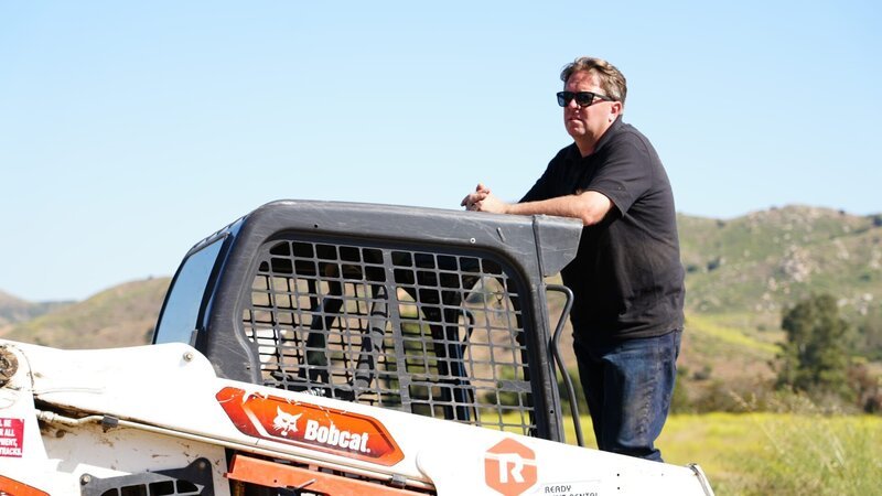 Matt Paxton outside standing on bobcat equipment – Bild: Warner Bros. Discovery, Inc. or its subsidiaries and affiliates. All rights reserved.