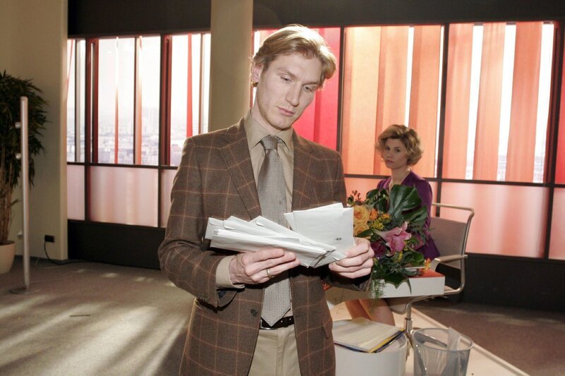 Die von Doreen (Alexandra Seefisch, r.) organisierten Geburtstagsüberraschungen lässt Sven (Matthias Gall, l.) stoisch über sich ergehen. – Bild: SAT.1 /​ Monika Schürle