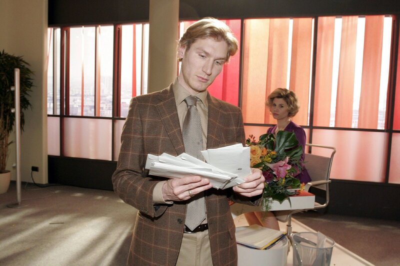 Die von Doreen (Alexandra Seefisch, r.) organisierten Geburtstagsüberraschungen lässt Sven (Matthias Gall, l.) stoisch über sich ergehen. – Bild: SAT.1 /​ Monika Schürle