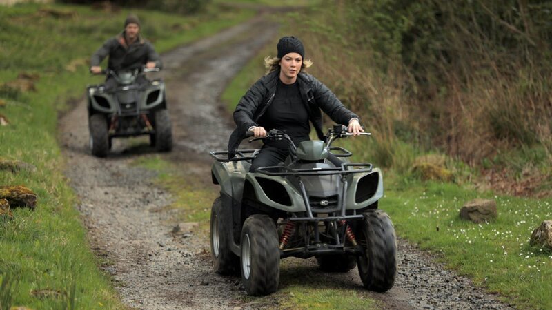 Heather A. and Phil T. ride ATV’s on the grounds of Chillingham Castle. – Bild: Warner Bros. Discovery, Inc. or its subsidiaries and affiliates