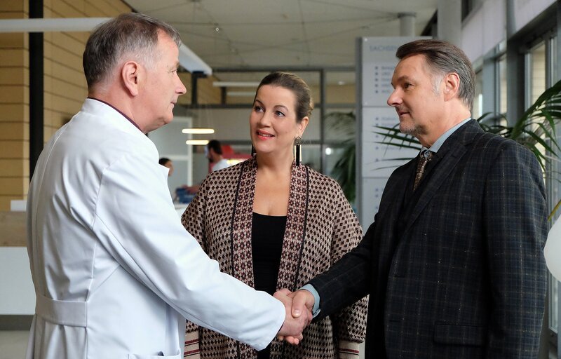 Sarah Marquardt (Alexa Maria Surholt, mi.) strebt eine sich gut ergänzende Kooperation mit einem anderen Leipziger Hospital an. Dr. Roland Heilmann (Thomas Rühmann, li.) findet die Idee wirklich gut und empfängt Prof. Dr. Moritz Falckenstein (Klaus Christian Schreiber, re.) herzlich. – Bild: MDR/​Saxonia media/​Kiss