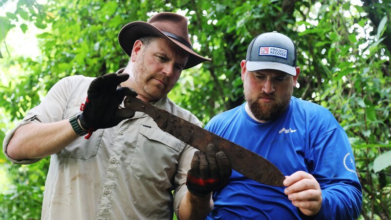 Host Josh Gates and Project Recover look at artifact found when US Soldiers came to the island – Bild: Warner Bros. Discovery, Inc. or its subsidiaries and affiliates