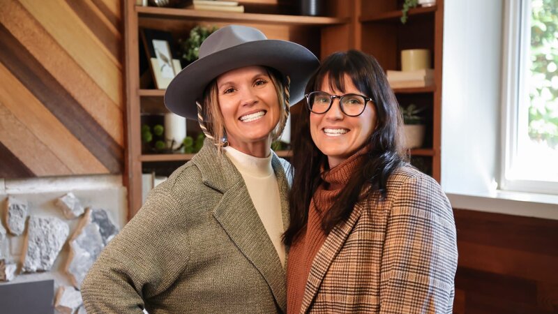 Leslie and Lindsay smile and Pose for the camera in the Campbell family’s renovated basement den. – Bild: Discovery, Inc.