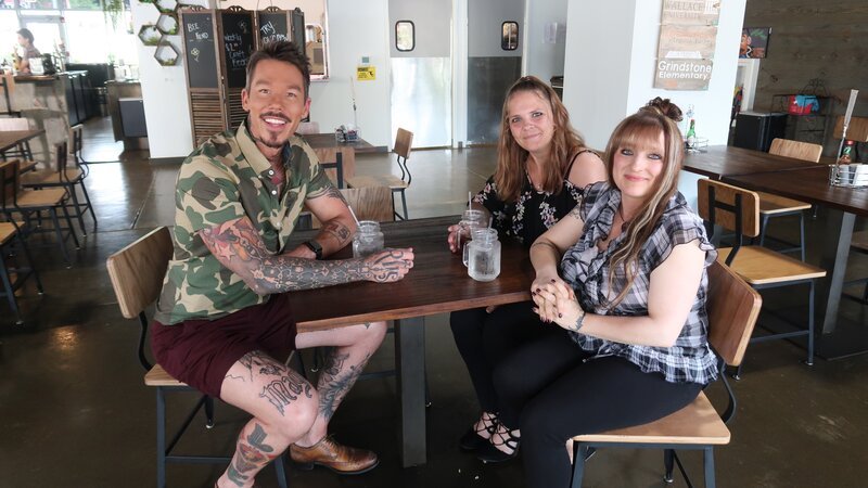Host David Bromstad (left) meets with Brandy Plowman (center) and Anissa Brooks (right) at deliberation. – Bild: Scripps Networks, LLC. All Rights Reserved.