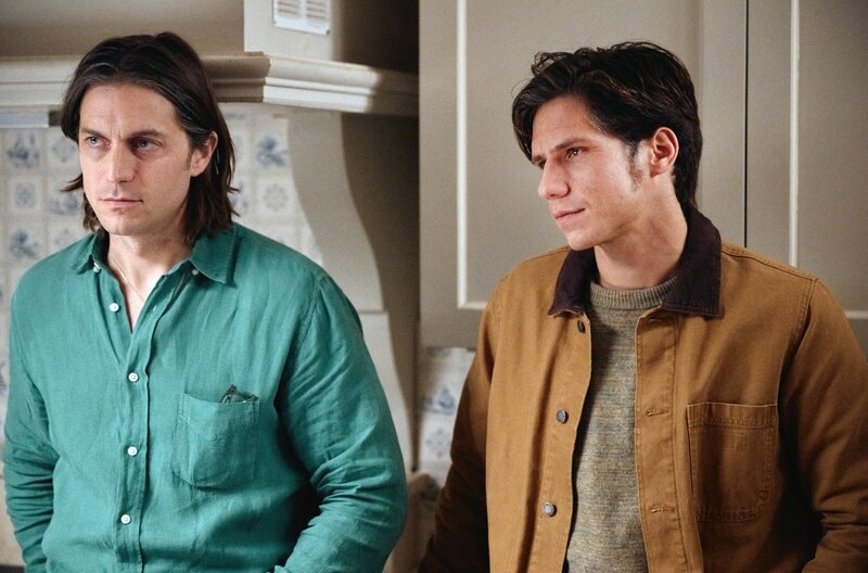 Nach vielen Jahren finden die einst besten Freunde Alexandre (Lucas Bravo, li.) und Martin (Abraham Wapler, re.) wieder zueinander. – Bild: Windy Production