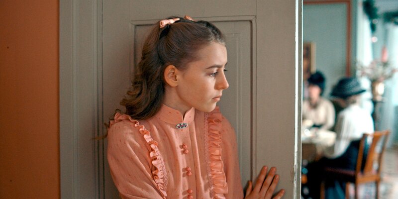 Lobelia (Andréa Othilie H. Wilhelmsen-Grøtnes) lauscht. – Bild: WDR/​Odd Reinhardt Nicolaysen/​Magnus Flåto/​Monster