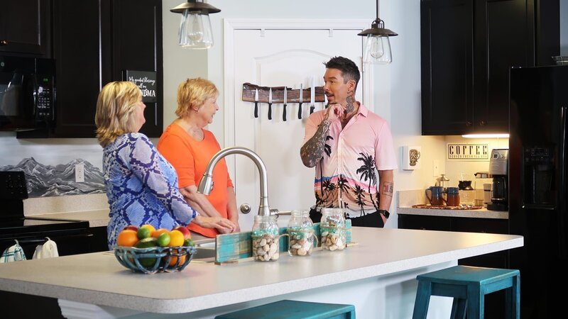 Patty wurde dank eines Rubbelloses zur Millionärin! Sie beauftragt David Bromstad, Ausschau nach einem Traumhaus in dem noblen Vorort Spring Hill in Florida zu halten. – Bild: HGTV
