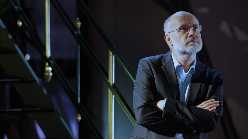 Prof. Harald Lesch blickt zurück auf 13,8 Milliarden Jahre kosmischer Geschichte. Das historische Gebäude des Großen Refraktors auf dem Potsdamer Telegrafenberg bietet den passenden Rahmen. – Bild: ZDF und Thomas Gutberlet