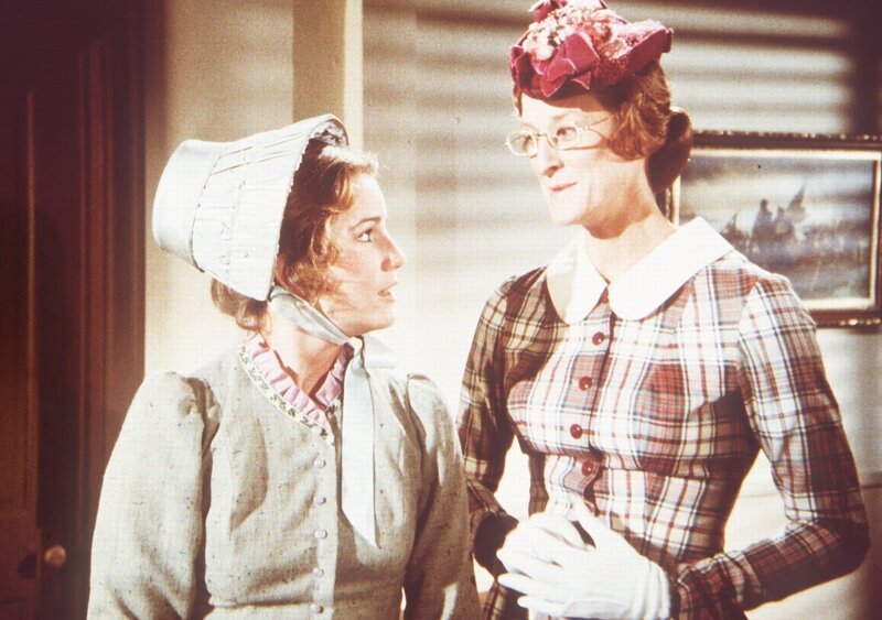 Eliza Jane (Lucy Lee Flippin, r.) bietet Laura (Melissa Gilbert, l.) an, ihre Bücher gemeinsam zu benutzen, um Kosten zu sparen – Bild: Sat.1 Gold