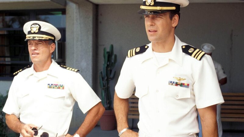 Captain Gary Hochausen (Gary Graham, l.), Harmon Rabb, Jr. (David James Elliott) – Bild: RTL /​ CBS Studios Inc.