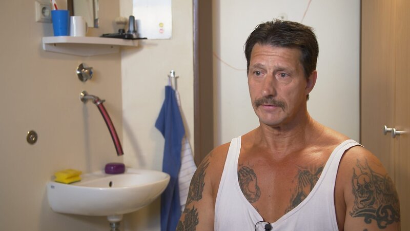 Ein tätowierter Mann im Interview. – Bild: ZDF/​Jürgen Rumbuchner