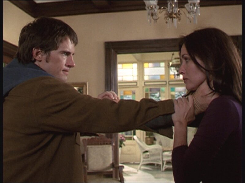 Vince (Morgan Weisser, l.) zeigt sich nicht sehr dankbar, dass Prue (Shannen Doherty, r.) ihn von seinen belastenden Fähigkeiten befreit hat. – Bild: ATV2