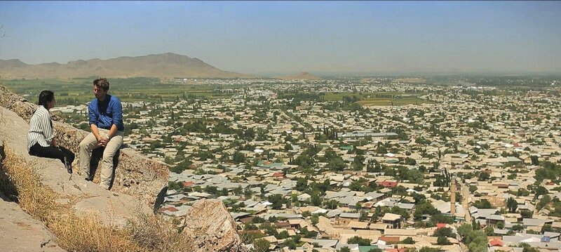 Die Studentin Nuidschamal Tokombaewa freut sich, den seltenen Touristen – meist Bergsteiger oder Wanderer – ihre Stadt Osch zeigen zu können. – Bild: Electron Libre Productions