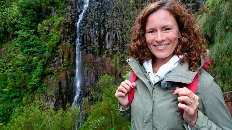 Für die Wanderung durch den uralten Lorbeerwald und ins Reich der Wasserfälle braucht Anne Willmes einen Regenmantel. – Bild: ZDF/​WDR/​Tobias Spelz