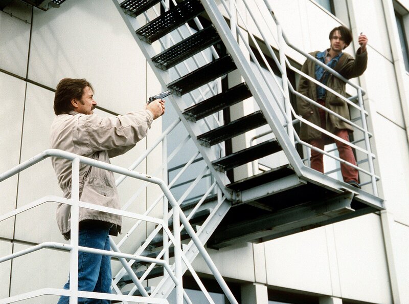 (Martin May) droht, sich mit einer Handgranate in die Luft zu sprengen, bevor er sich festnehmen läßt. – Bild: NDR/​WDR