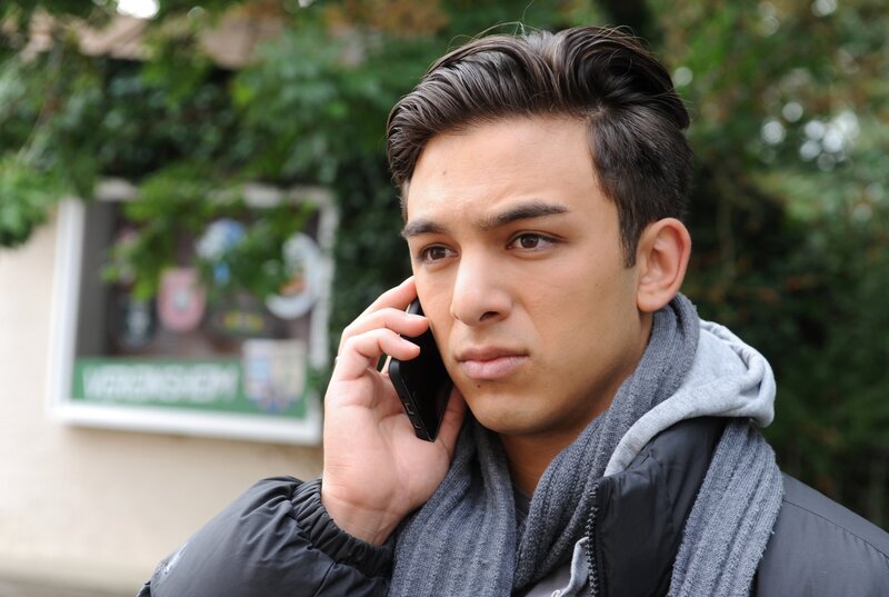 Nach seinem erneuten Streit mit Sevim telefoniert Leon (Joel Akgün) mit Lien. – Bild: BR/​Marco Orlando Pichler