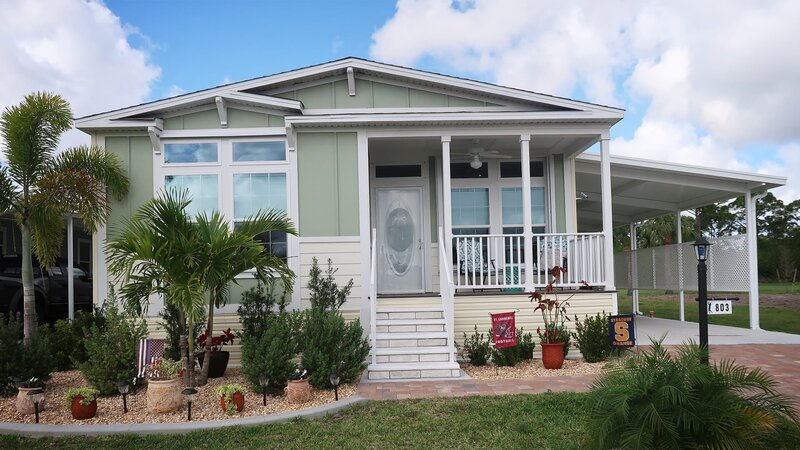 Ein Rubbellos verändert das Leben von Carl und seiner Frau Cheryl. Nach dem Vorbild des Hauses von Freunden soll David Bromstad für das Paar eine beschauliche Immobilie mit offenem Raumkonzept in Florida finden. – Bild: HGTV