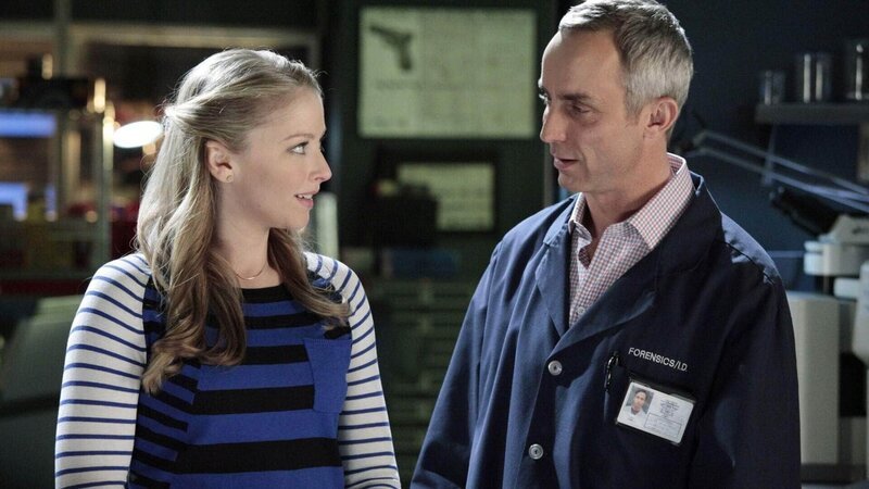 Morgan (Elisabeth Harnois) hilft Hodges (Wallace Langham) aus der Klemme, indem sie sich bereit erklärt, vor seiner Mutter seine Lebensgefährtin zu spielen. – Bild: MG RTL D