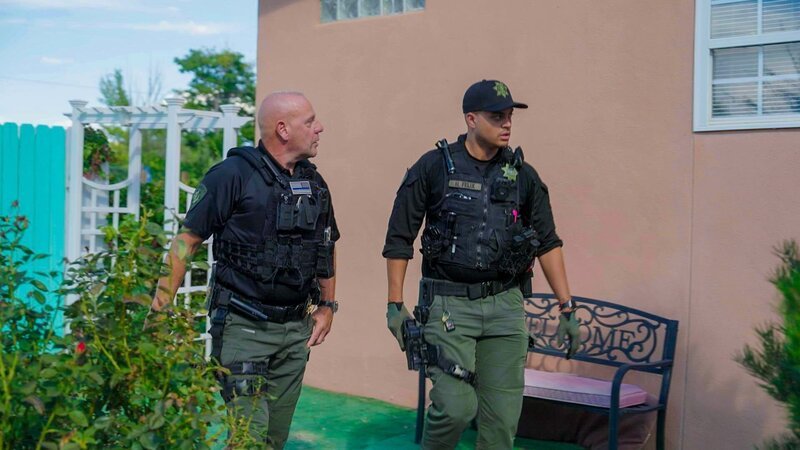 Manfred und Felix am Haus (spezifisch) /​ Manfred and Hansel outside of the house (specific) – Bild: Warner Bros. Discovery, Inc. or its subsidiaries and affiliates