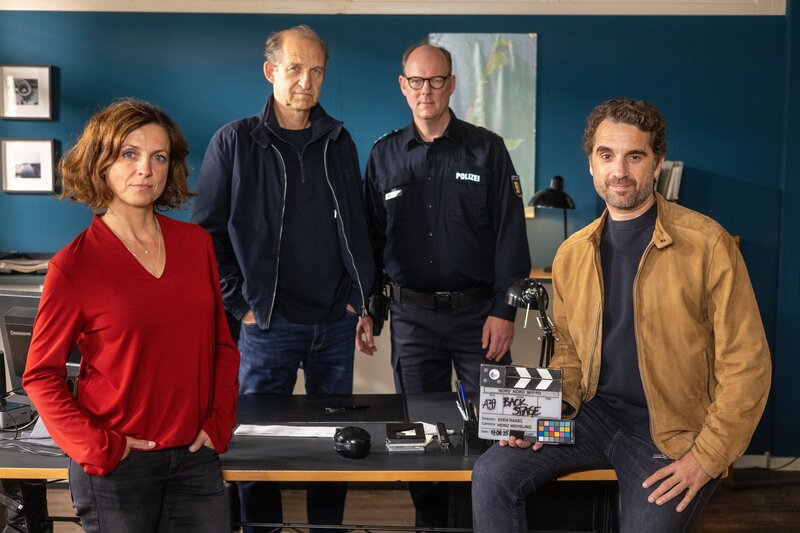 Das Ermittler-Team von Nord Nord Mord. Von links: Ina Behrendsen (Julia Brendler), Carl Sievers (Peter Heinrich Brix), Polizist Schneider (Stephan A. Tölle) und Hinnerk Feldmann (Oliver Wnuk) – Bild: ZDF und Fabian Uhlmann