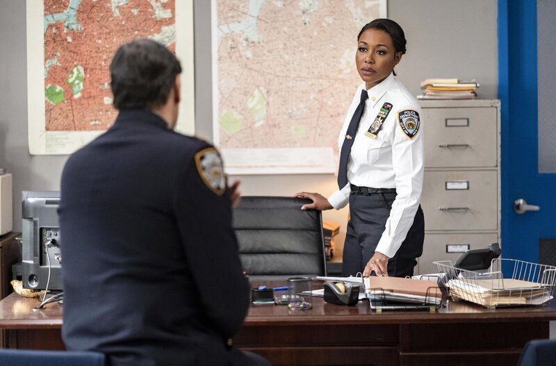 Assistant Chief John Suarez (Jimmy Smits, l.); Deputy Inspector Regina Haywood (Amanda Warren, r.) – Bild: Dieses Bild darf ausschließlich nach Maßgabe der Allgemeinen Geschäftsbedingungen für die Presselounges der Sender der ProSiebenSat.1 Media SE (AGB) genutzt werden. Die in den AGB festgesetzten Rechteeinschränkungen sind unbedingt  …
