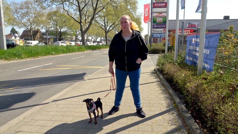 Petras neuestes Familienmitglied, Zwergpinscherhündin Bella, hat ihren ersten Termin beim Tierarzt. Da ihr das an der Leine laufen manchmal noch schwerfällt, ist der Weg beschwerlicher als gedacht. – Bild: RTLZWEI