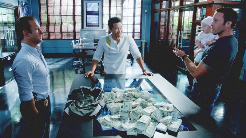 Während der Ermittlungen in einem neuen Fall müssen Steve (Alex O’Loughlin, r.), Danny (Scott Caan, l.) und Chin (Daniel Dae Kim, 2.v.l.) als Babysitter herhalten … – Bild: 2013 CBS BROADCASTING INC. All Rights Reserved. Lizenzbild frei